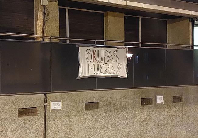 Los manifestantes colocaron una pancarta de rechazo en el balcón del piso violentado.
