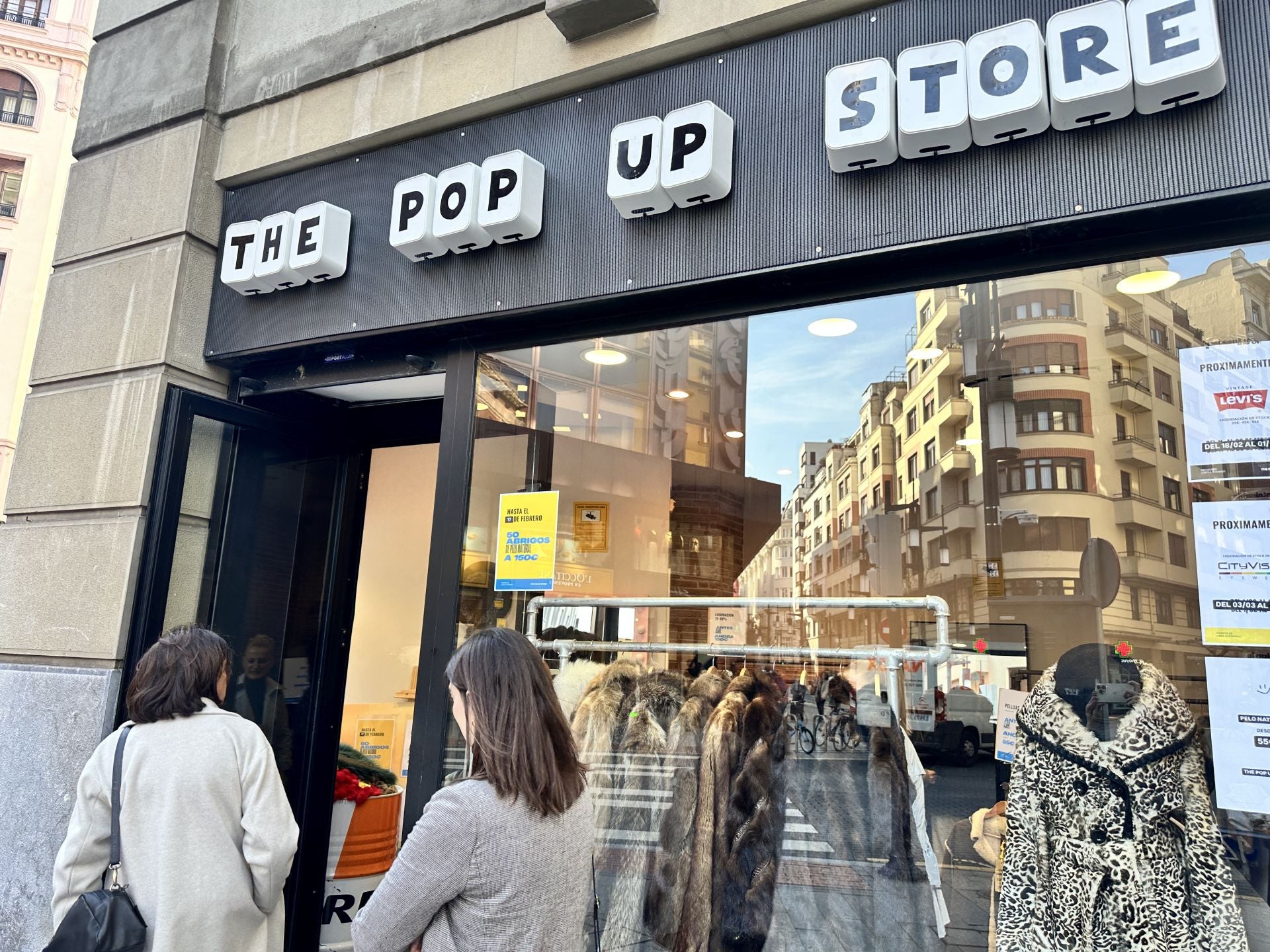 La tienda efímera de Bilbao con chaquetas de piel desde 55 euros (y pronto con Levi&#039;s al 70%)