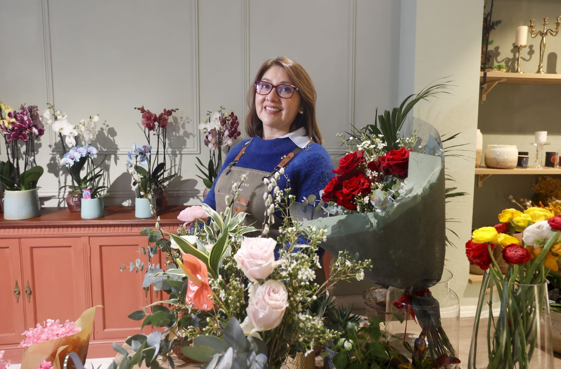 Angie y Luis, el matrimonio que triunfa con sus ramos en Gallarta abre una floristería en Bilbao