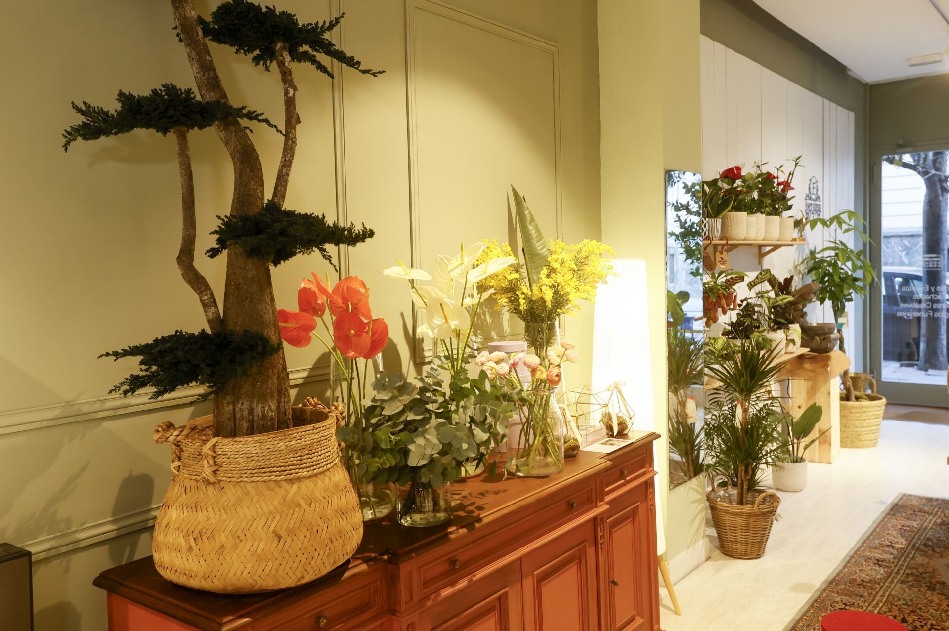 Angie y Luis, el matrimonio que triunfa con sus ramos en Gallarta abre una floristería en Bilbao