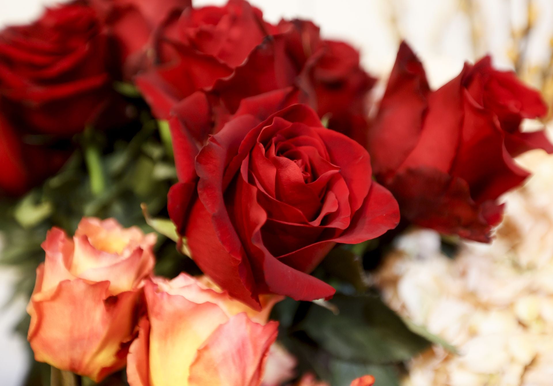 Angie y Luis, el matrimonio que triunfa con sus ramos en Gallarta abre una floristería en Bilbao