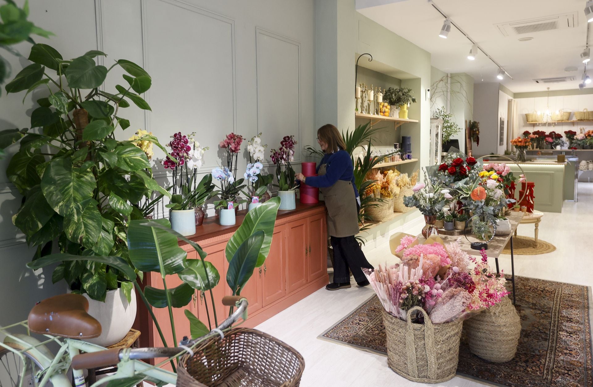 Angie y Luis, el matrimonio que triunfa con sus ramos en Gallarta abre una floristería en Bilbao