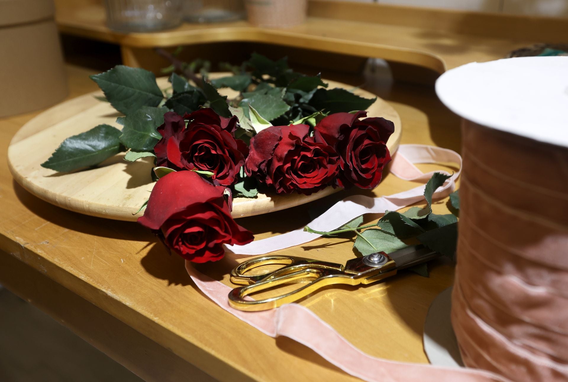 Angie y Luis, el matrimonio que triunfa con sus ramos en Gallarta abre una floristería en Bilbao