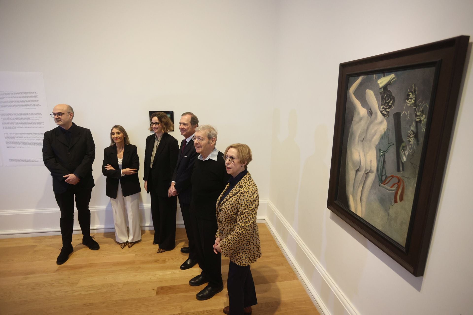 Todos los protagonistas de la inauguración junto a 'Dos muchachas en bonitas poses' (1924).