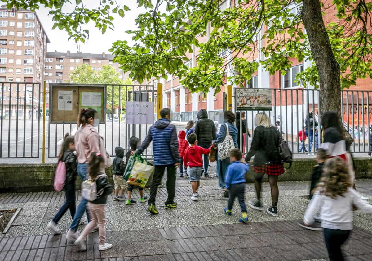 Familias acceden a la ikastola Umandi de Vitoria, que el próximo curso iniciará la fusión con Padre Orbiso.