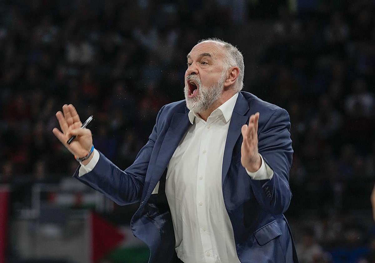 Pablo Laso da indicaciones desde el área técnica.