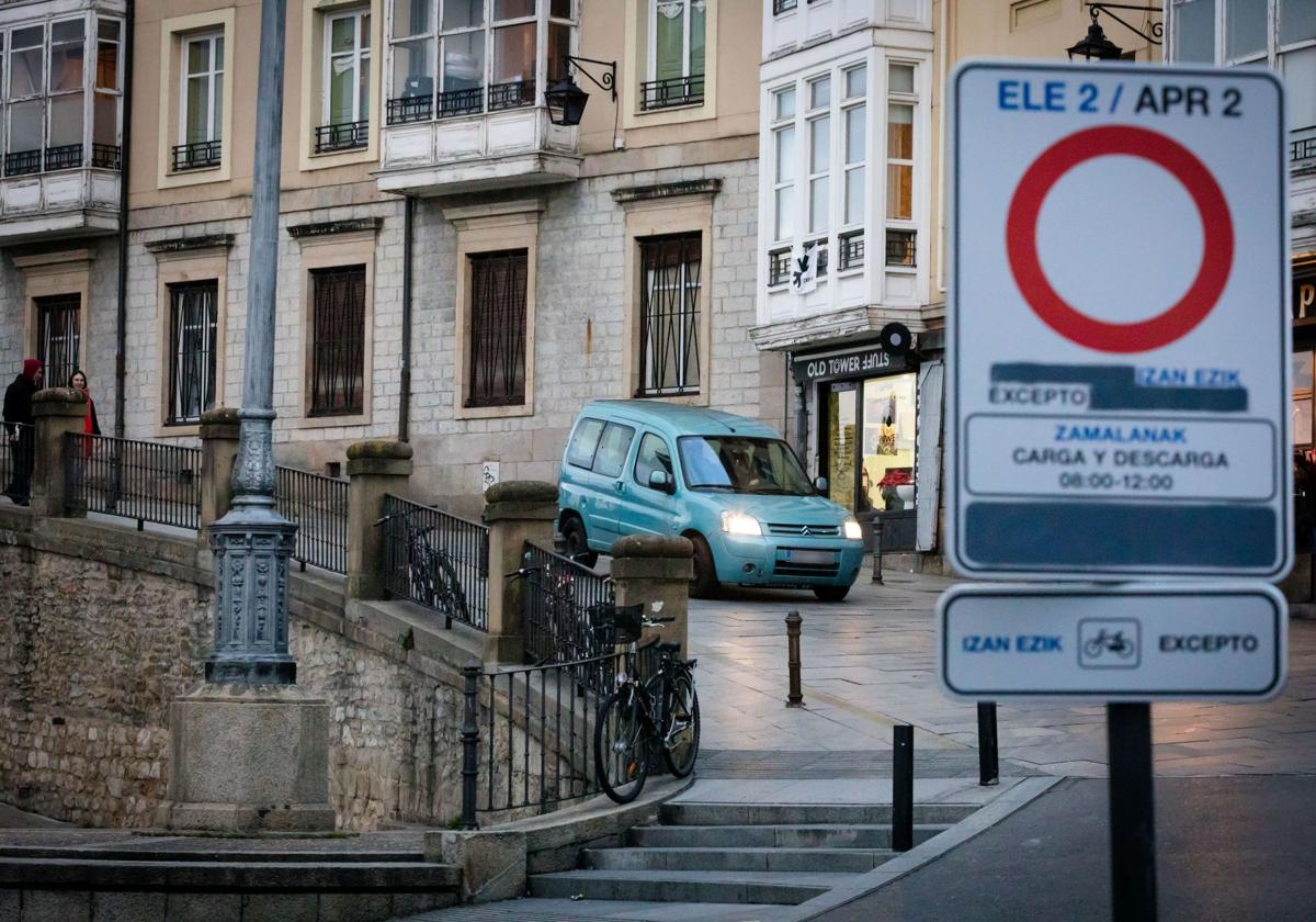 Cartel que delimita la zona de bajas emisiones en Vitoria.