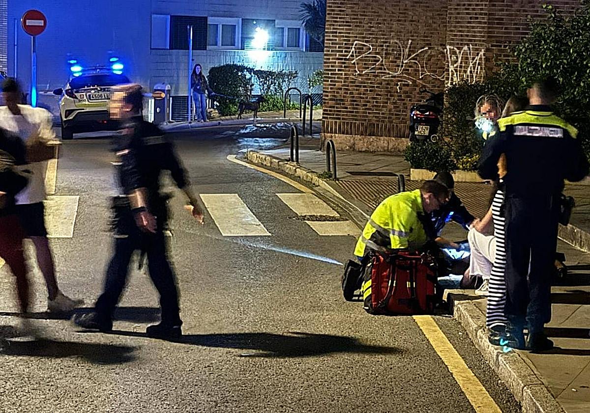 Sanitarios atienden a Felipe García Salazar tras recibir la cuchillada que le costó la muerte.