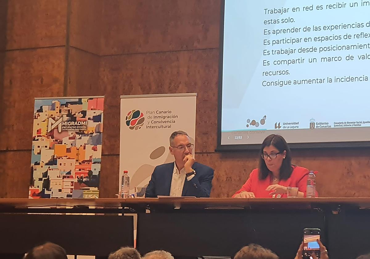 La concejala de Política Social de Getxo, Carmen Díaz, junto al director académico de la Universidad de La Laguna, Vicente Zapata.