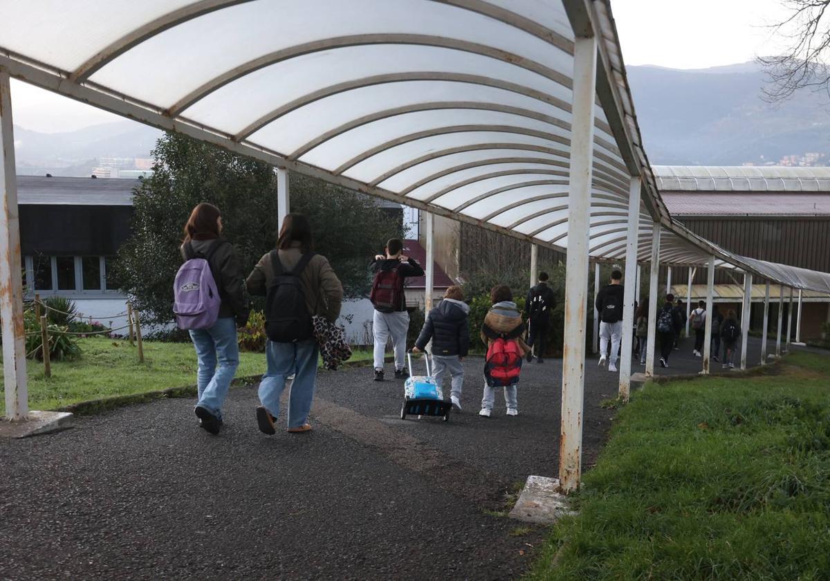 La falta de alumnos aboca a fusiones o cierres a una treintena de colegios en Bizkaia