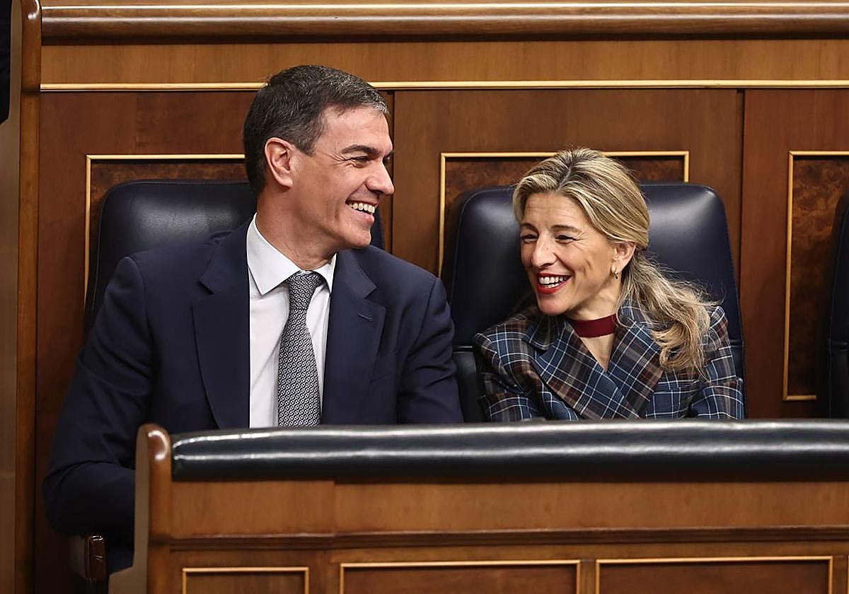 El presidente del Gobierno, Pedro Sánchez y la vicepresidenta segunda y ministra de Trabajo, Yolanda Díaz, durante una sesión de control.