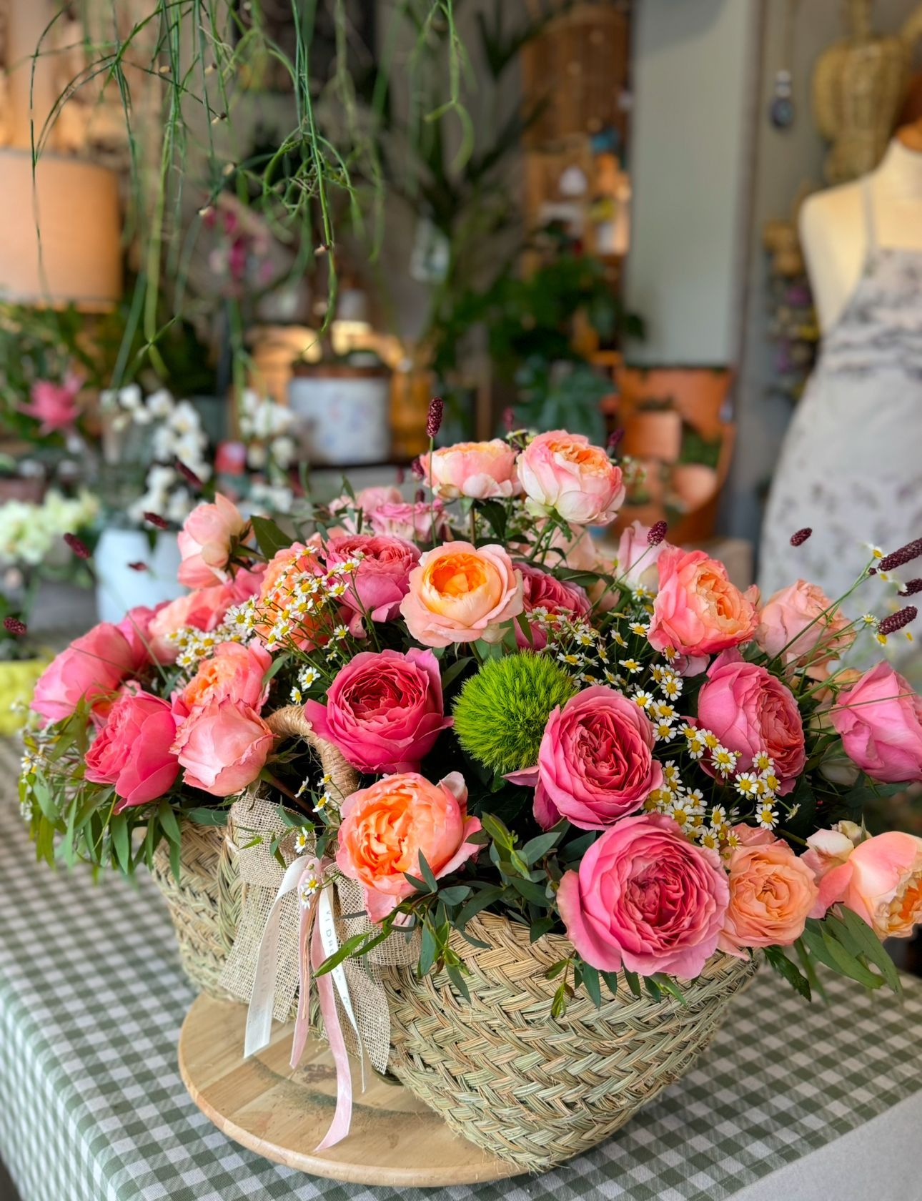 Angie y Luis, el matrimonio que triunfa con sus ramos en Gallarta abre una floristería en Bilbao