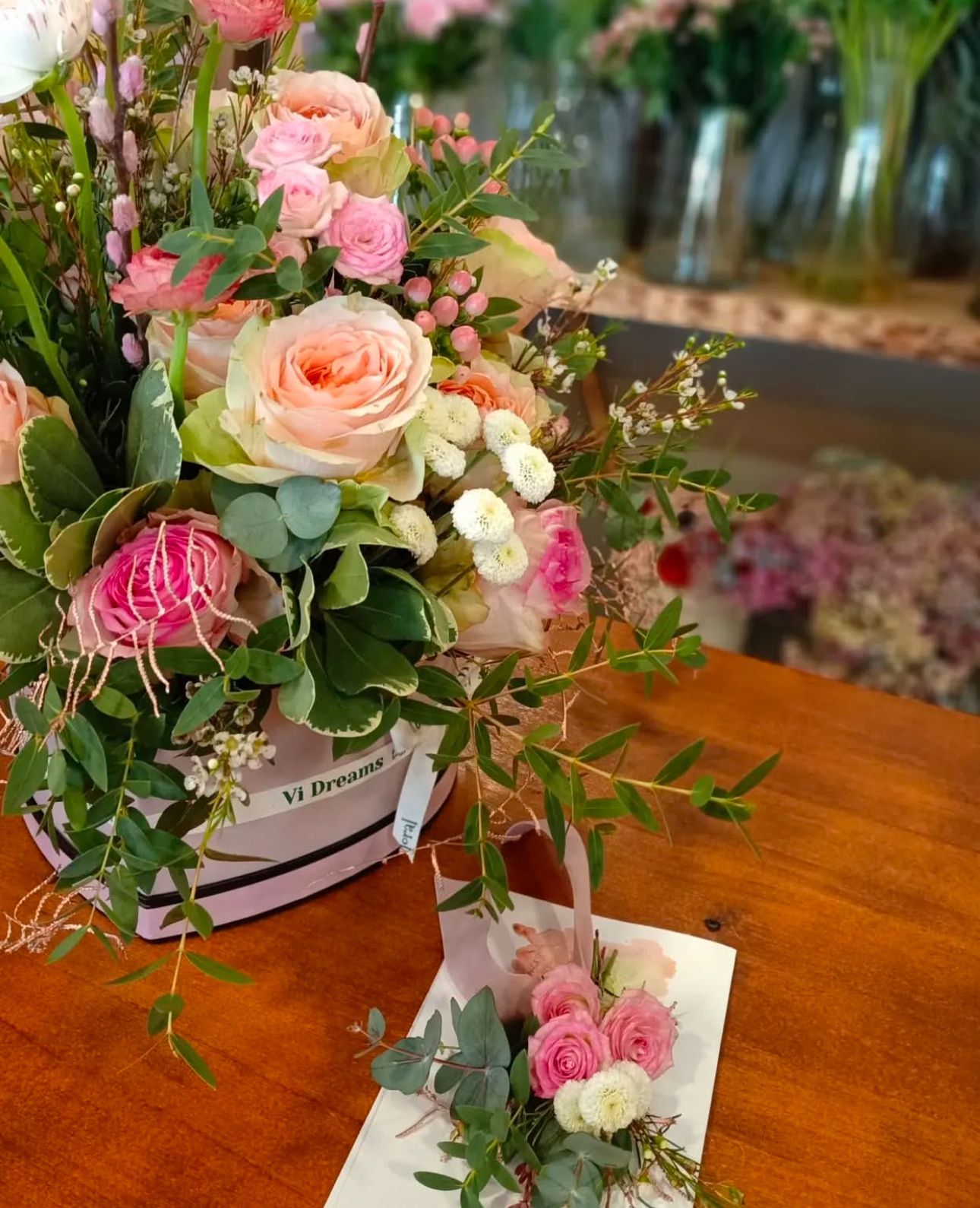 Angie y Luis, el matrimonio que triunfa con sus ramos en Gallarta abre una floristería en Bilbao