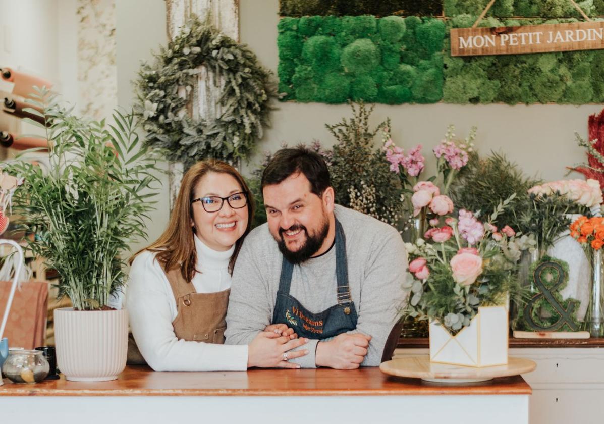Angie y Luis, el matrimonio que triunfa con sus ramos en Gallarta abre una floristería en Bilbao