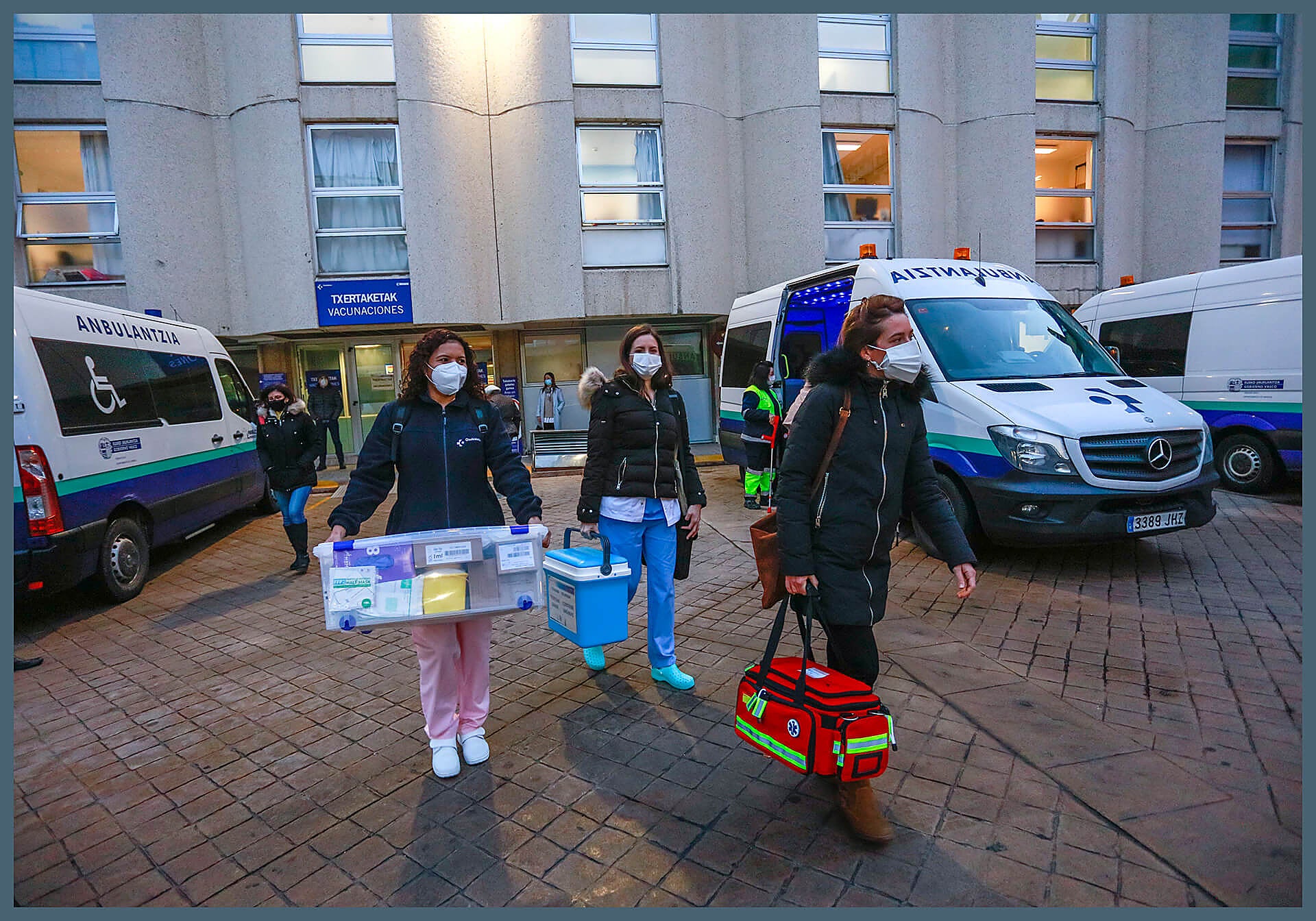 Enfermeras se preparan para acudir a vacunar a vecinos de la Montaña Alavesa.