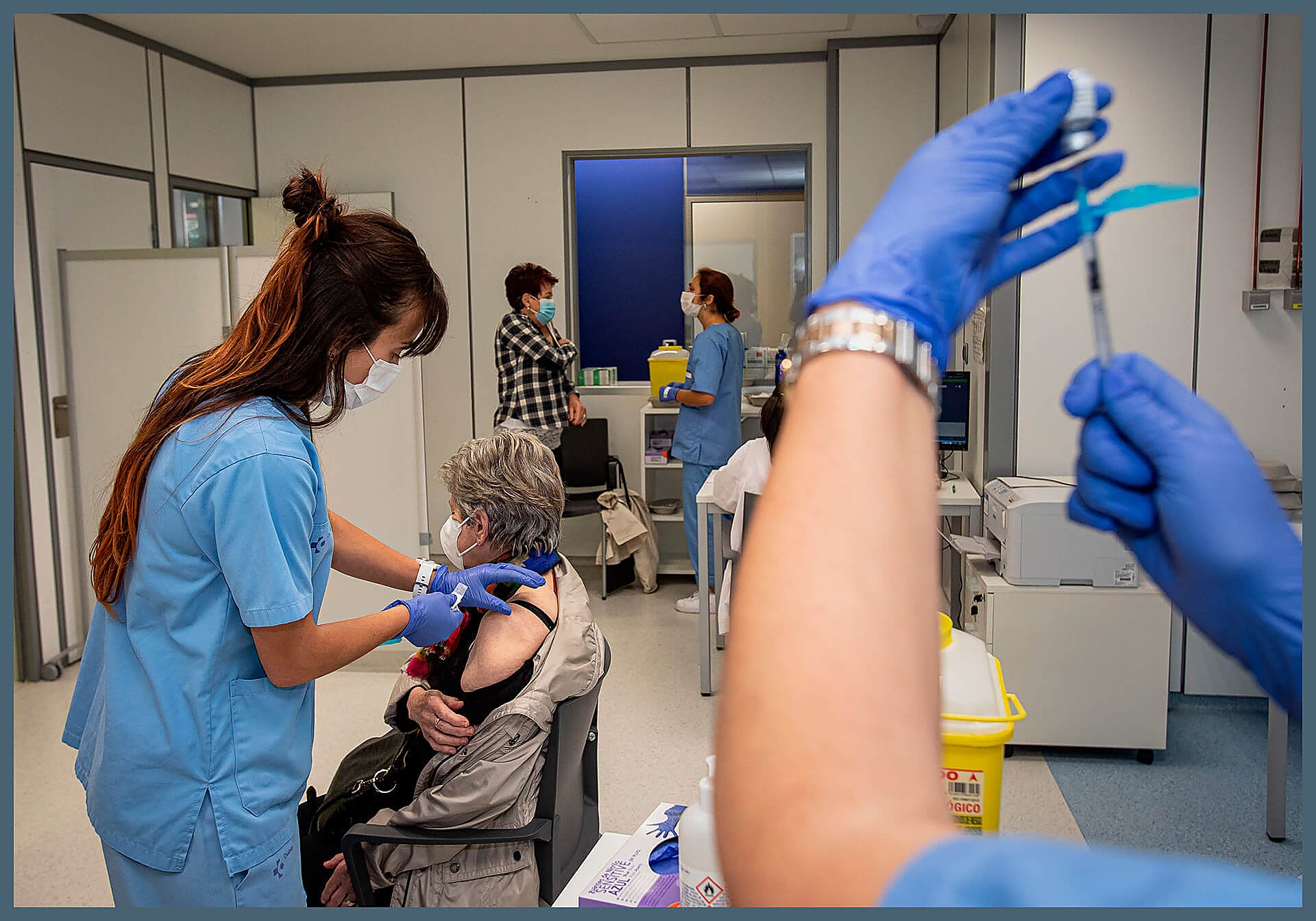 Sanitarias vacunan contra el coronavirus en Gernika.