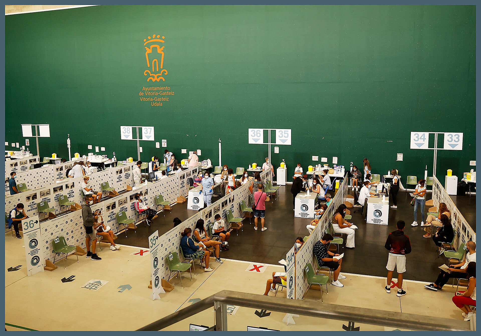 Centro de vacunación del covid en el frontón Lakua, de Vitoria.