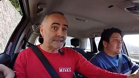 El tremendo susto de un profesor de autoescuela con la maniobra de un alumno: «¡En medio del...!»