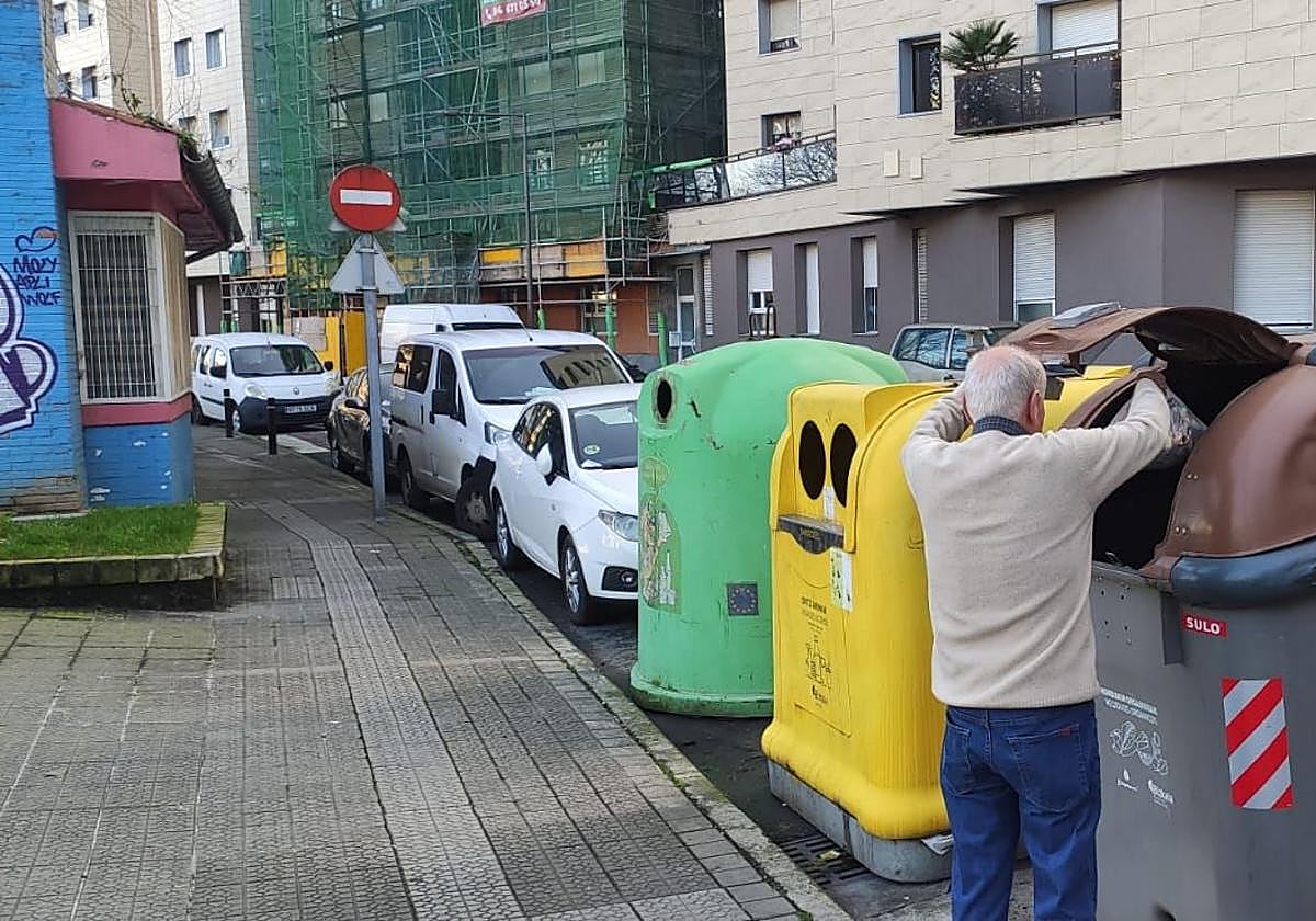 Un vecino de Basauri utiliza el contenedor orgánico.
