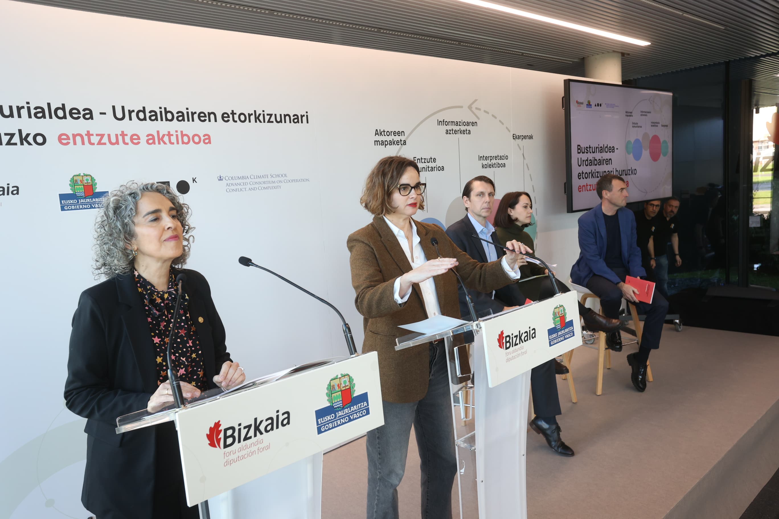 Bengoetxea y Etxanobe han presentado en Gernika el proceso de escucha junto a sus responsables.