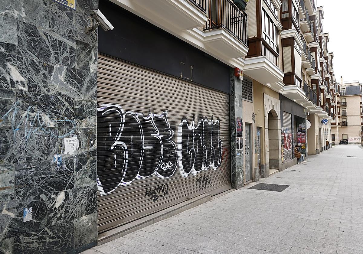 Persiana de la antigua sede de la Seguridad Social.