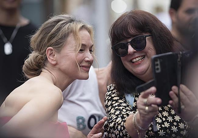 René Zellweger posa con una fan durante el estreno de la última entrega en Australia.