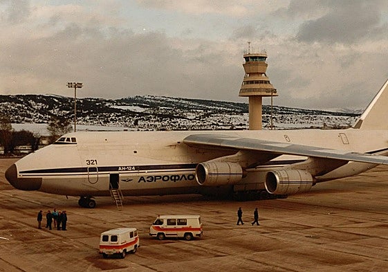 El Antonov, un gigante de la carga aérea, en Foronda.