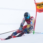 El vizcaíno Aingeru Garay se va al suelo en la segunda manga en la final del Mundial de Gigante