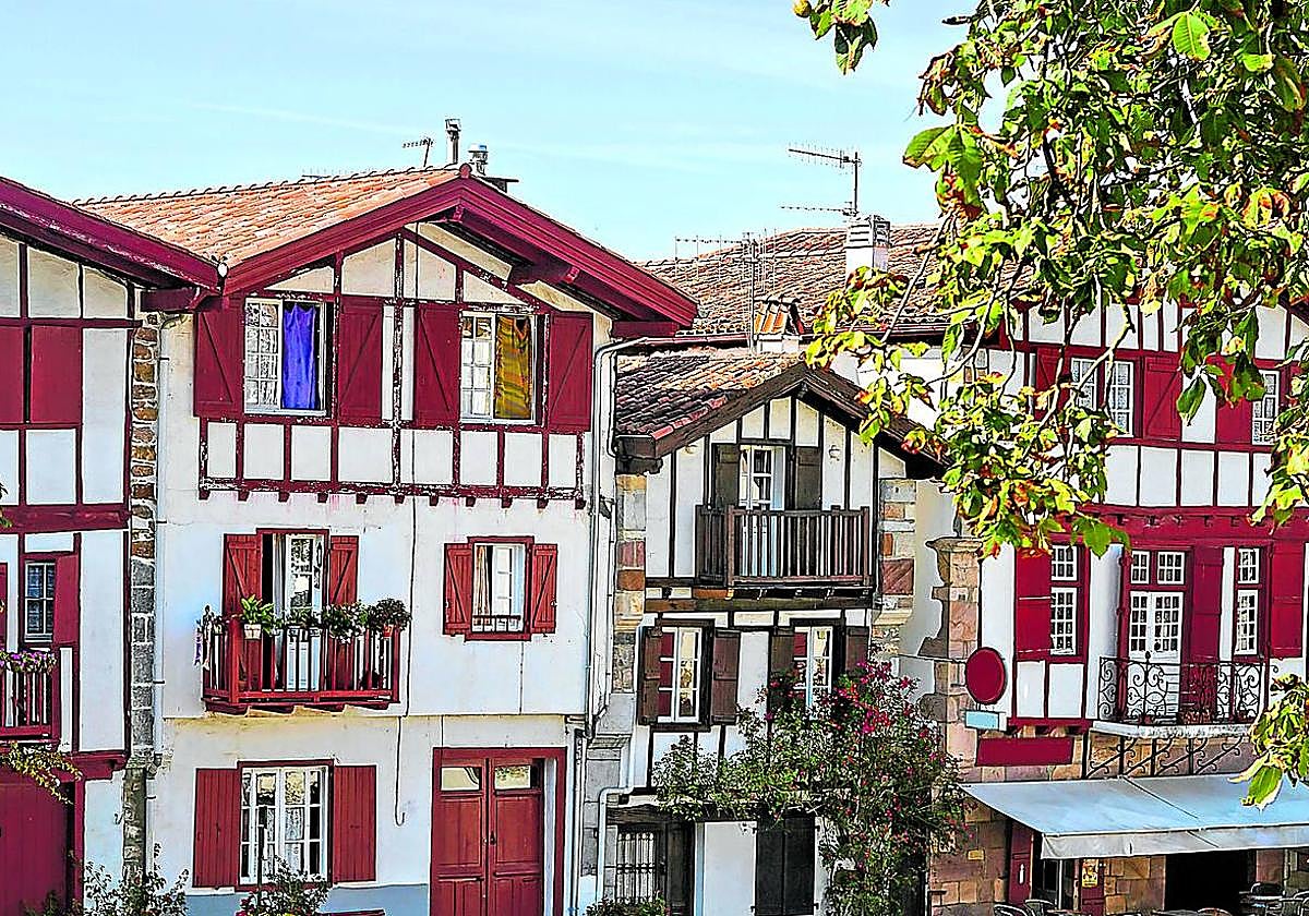 Estampa del casco histórico de Ainhoa con sus típicas estructuras de madera.