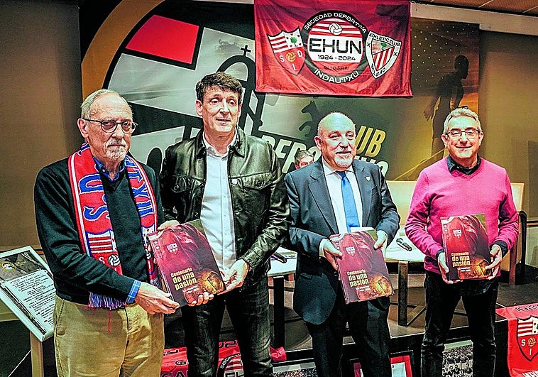 De izquierda a derecha Escalza, Ayarza, el presidente, José Hernández Blanco, y Javier Bolado, del otxote Txipli Txapla.