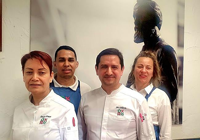 Los cocineros Sandra Erazo y Jon Calderón, responsables del Getxo Zaharra Batzoki de Andra Mari, posan en primer término. En segundo plano Darwin Medina y Dorina Costea, responsables de la sala.