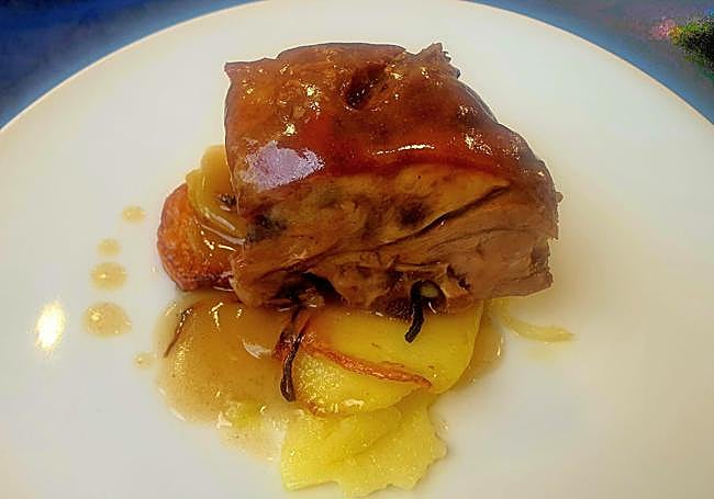 Cordero a baja temperatura con patata panadera.