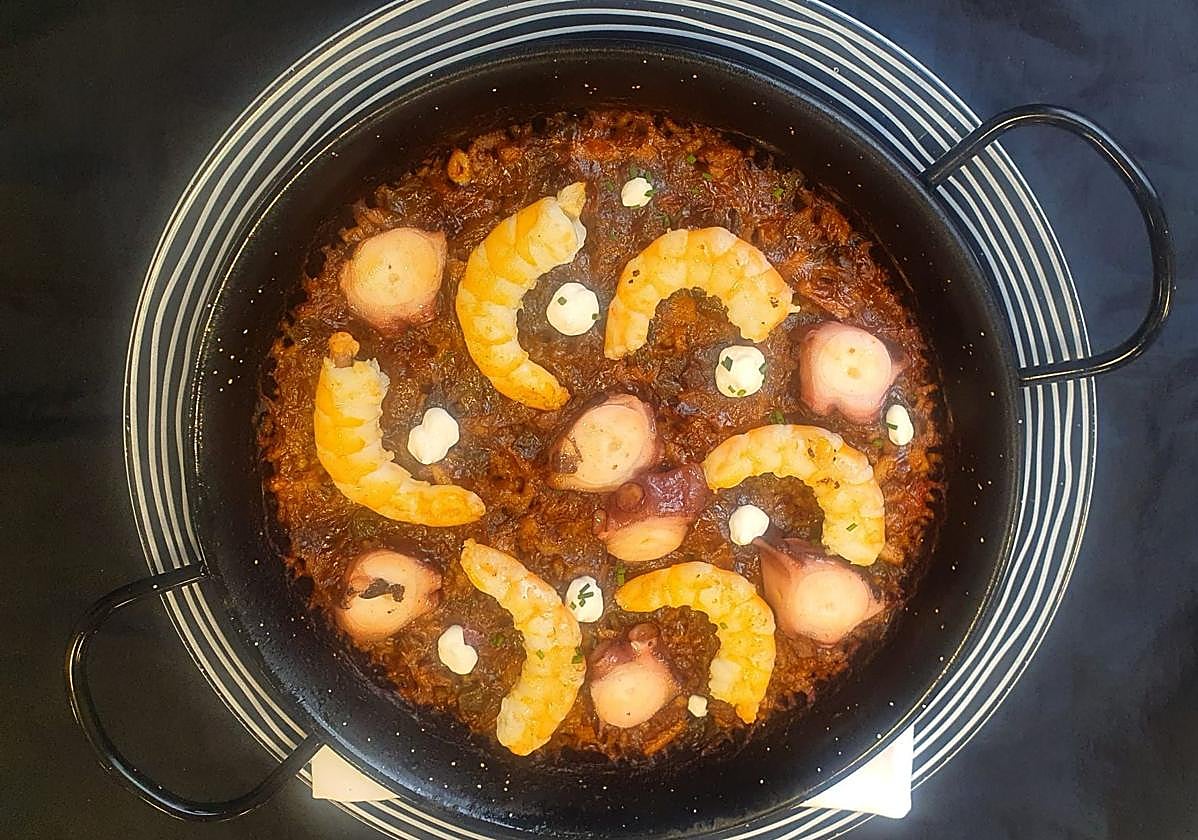 Arroz marinero al horno con pulpo, langostinos y alioli.