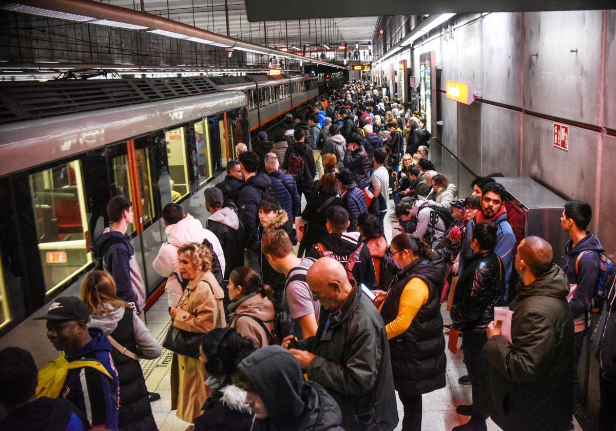 El metro recobra la normalidad tras solucionar una avería