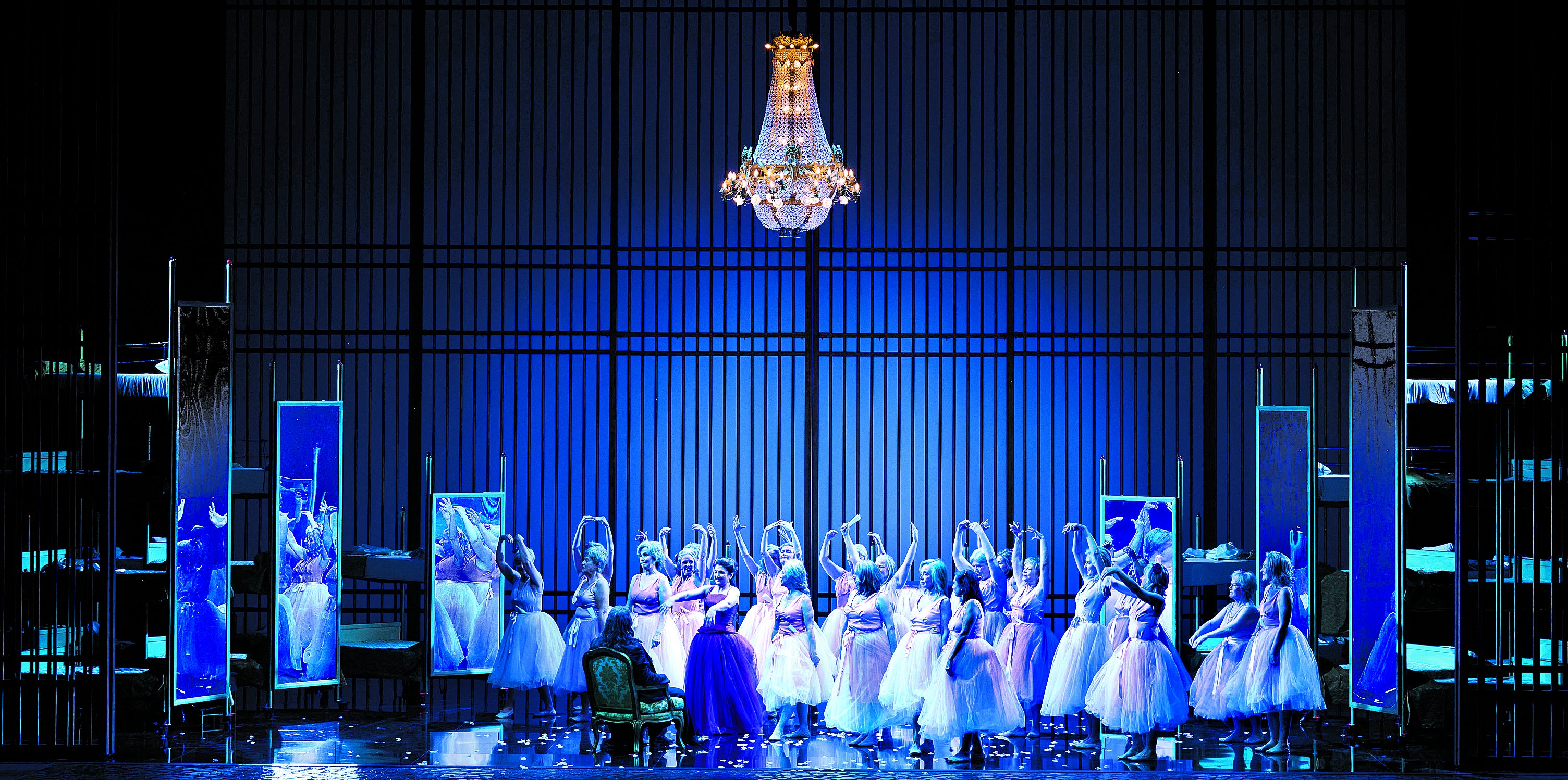 En este montaje Alfonso XI (el barítono Vladimir Stoyanov) se encuentra con la 'favorita', Leonor de Guzmán (la soprano Silvia Tro Santafé), y todas sus examantes.