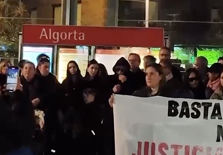 El padre, con el rostro cubierto, durante el acto.