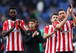 Iñaki Williams y Óscar de Marcos aplauden a la afición rojiblanca en las gradas del RCDE Stadium.