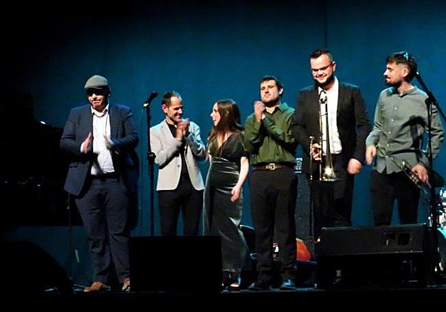 Saludos finales de Mikel Núñez (piano), Fran Serrano (contrabajo), Irati Bilbao (voz), Aitor Bravo (batería), y los refuerzos Álvaro Zarzuela (trombón) y Xabier Arriola (trompeta y fliscorno).