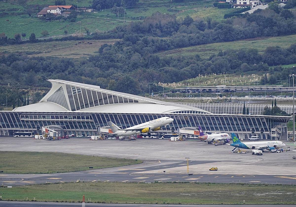 Vista del aeropuerto de Loiu con varias aeronaves en la pista.