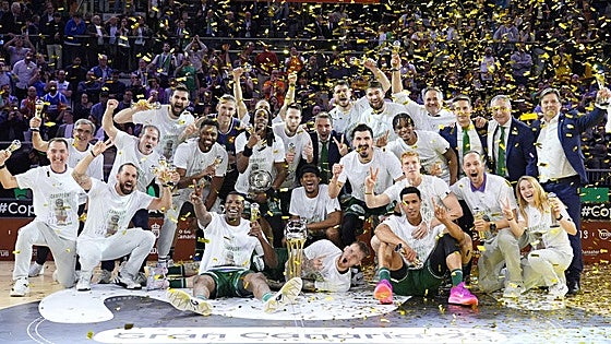 El Unicaja del vitoriano Ibon Navarro muestra su versatilidad para alzar la tercera Copa