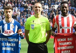 La solidaridad de Athletic y Espanyol: niños con cáncer saltan al campo con los jugadores