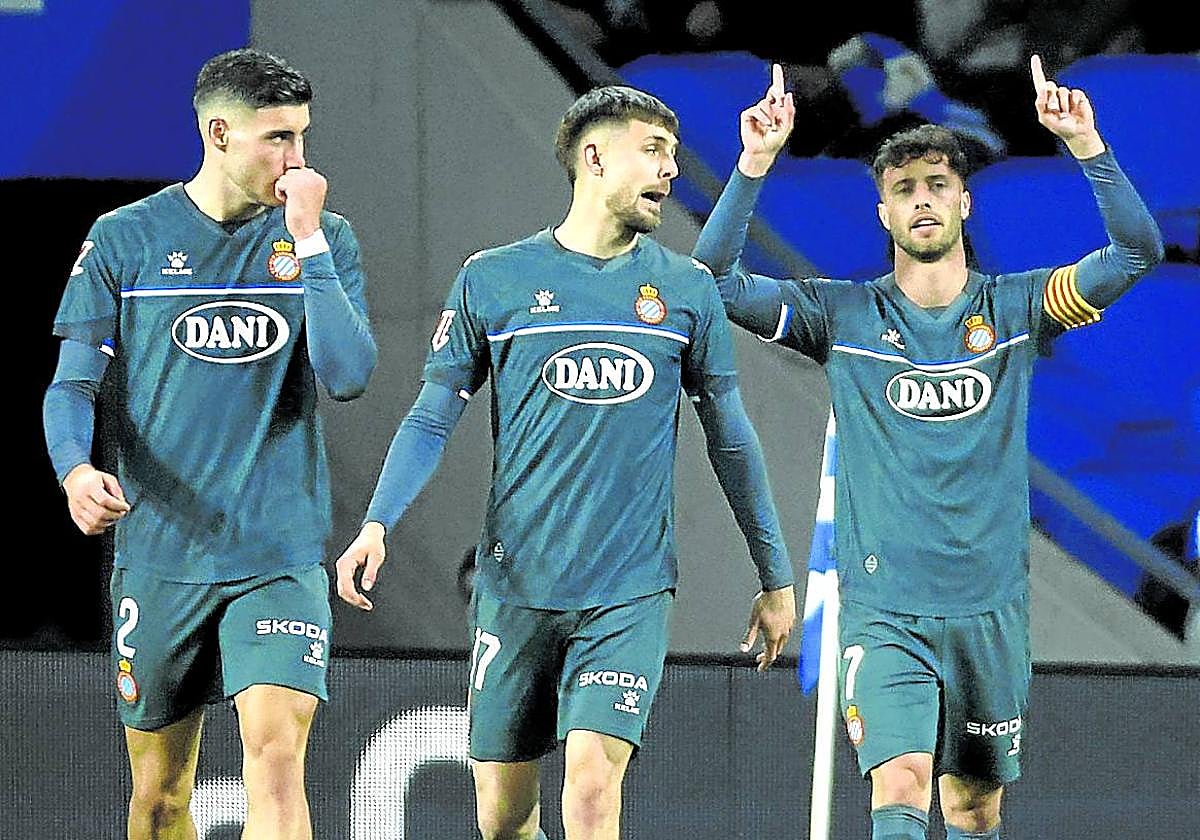 Puado apunta con los dedos al cielo para celebrar el gol anotado a la Real en Anoeta.