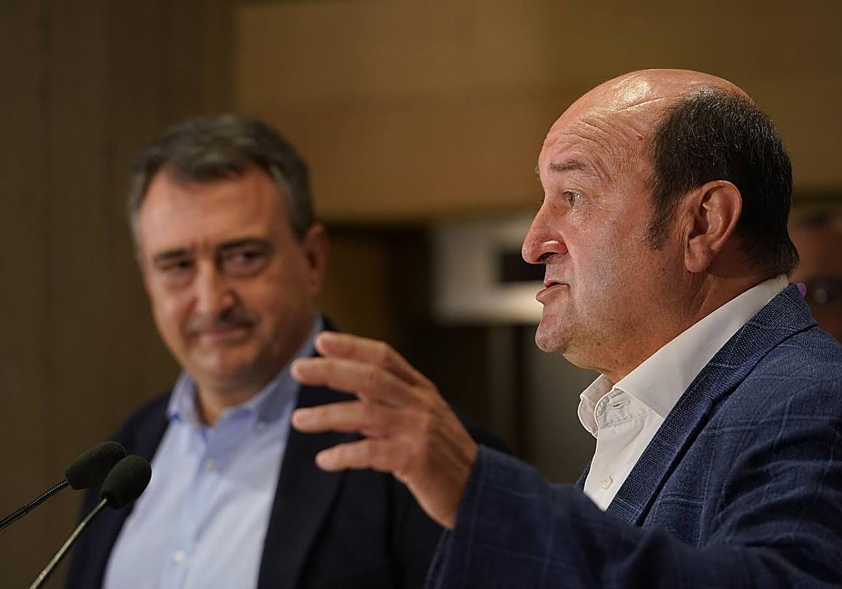 Aitor Esteban y Andoni Ortuzar, en una comparecencia en Sabin Etxea.
