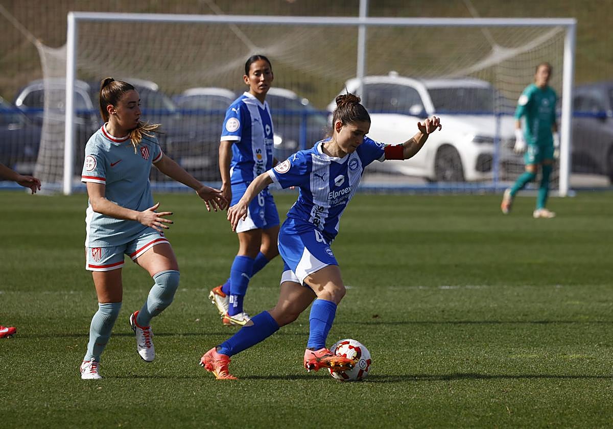 Itziar Gastearena conduce el balón frente a una jugadora del Atlético de Madrid B.