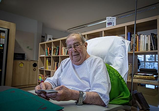 Javier coge unas cartas para entretenerse mientras espera a la entrevista.