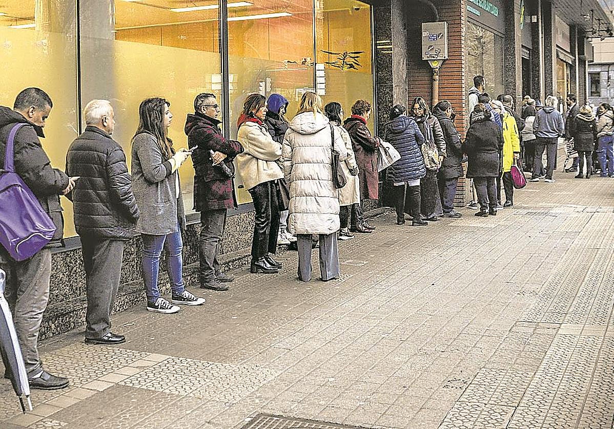 Imagen de estas semanas en la oficina principal de la Seguridad Social en el centro de Bilbao