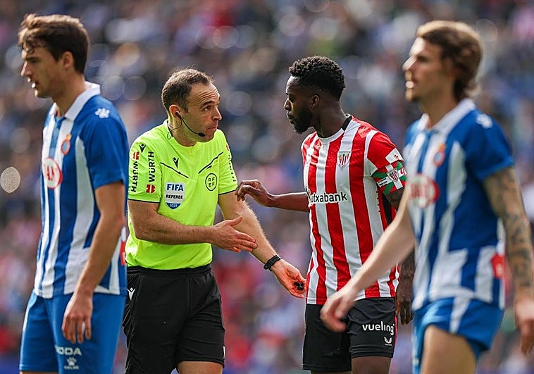 Iñaki Williams dialogando con el colegiado del encuentro.