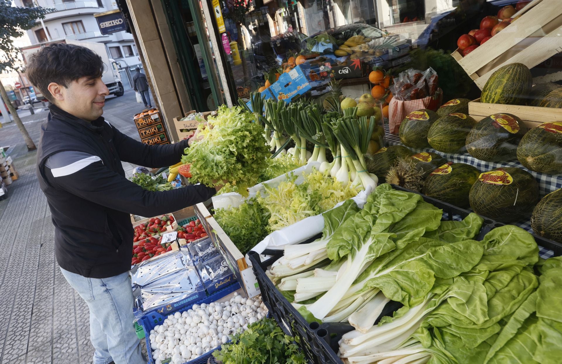 Yeray, el frutero bilbaíno que triunfa en TikTok: «Soy vergonzoso, pero quiero acercar a los jóvenes los comercios de barrio»
