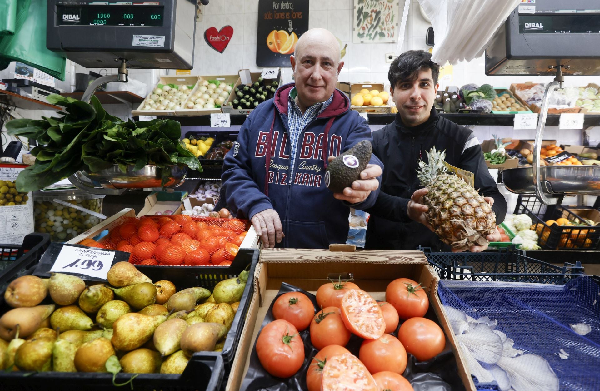 Yeray, el frutero bilbaíno que triunfa en TikTok: «Soy vergonzoso, pero quiero acercar a los jóvenes los comercios de barrio»