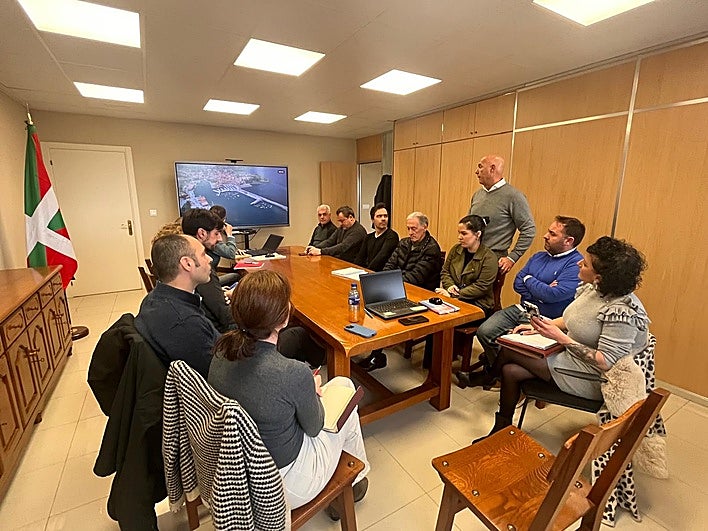 Reunión del Primer Consejo Municipal Portuario de Bermeo constituido la mañana de hoy lunes.